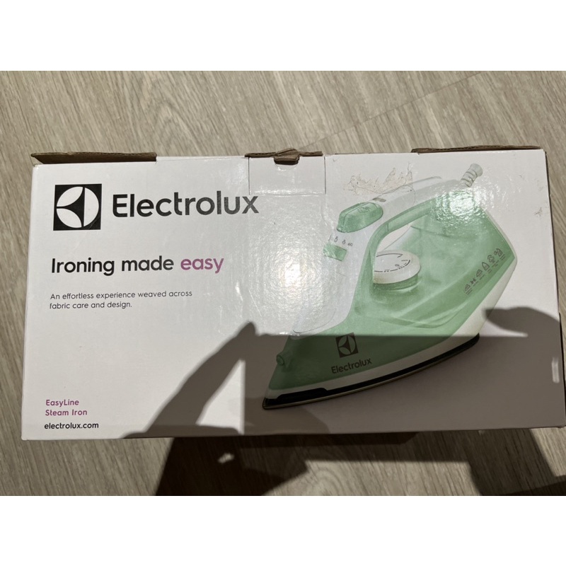 未使用 以近全新價販售 Electrolux伊萊克斯 蒸氣電熨斗ESI4017G 綠