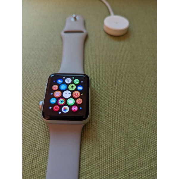 Apple watch 3 42mm無盒裝，附充電線,開關按鈕卡住無法使用，其他功能正常,已優惠不議價，有問題歡迎詢問