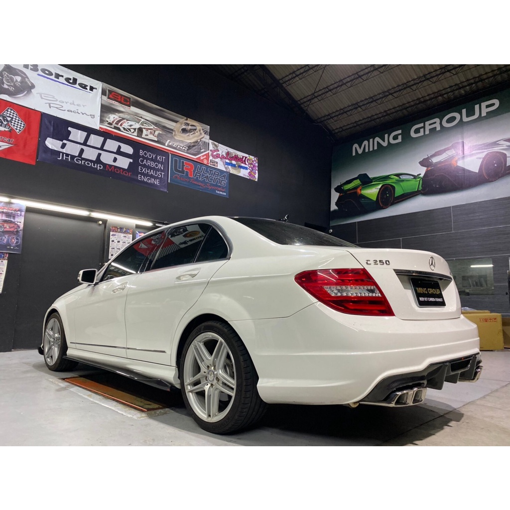 【MING GROUP國際】BENZ W204 C250 AMG 開孔型 V款 碳纖維後下巴