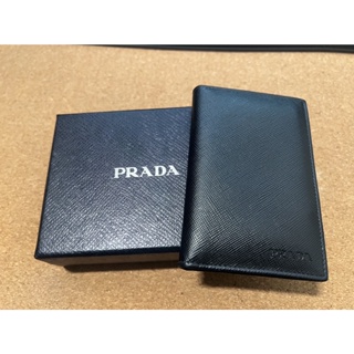 PRADA Saffiano LOGO 字母壓紋防刮牛皮名片夾(黑色)