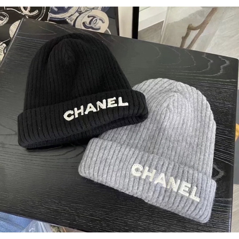 Chanel 字母毛帽 黑底白字