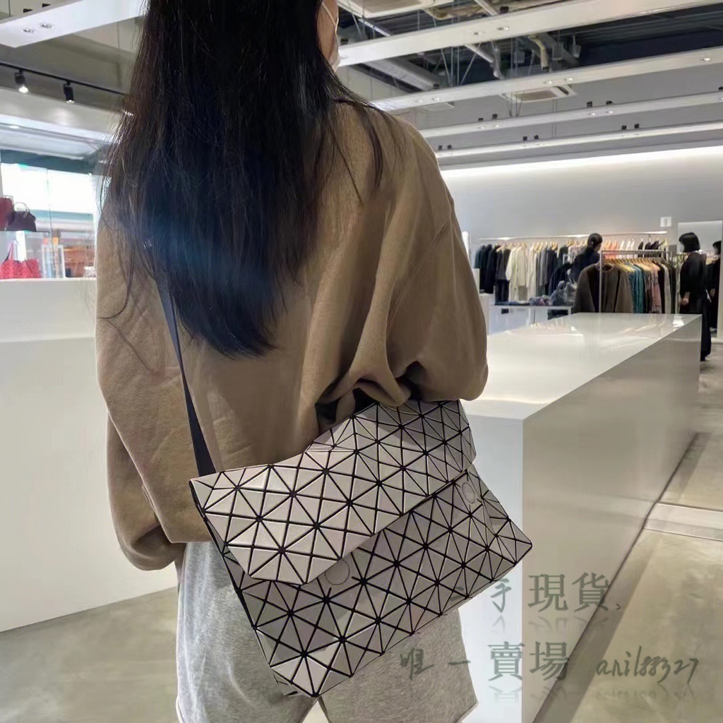 二手精品 三宅一生 Issey Miyake BAOBAO PRISM SAC 郵差包 肩背包 斜挎包 男女同款 灰白色