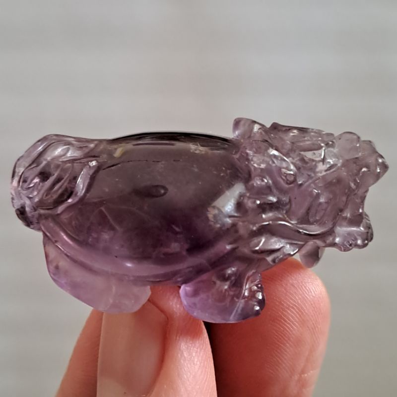 天然紫黃晶、紫黃晶龍龜雕件，長4.8公分，雕工精細，渾圓的財庫，招財、避邪、擋煞