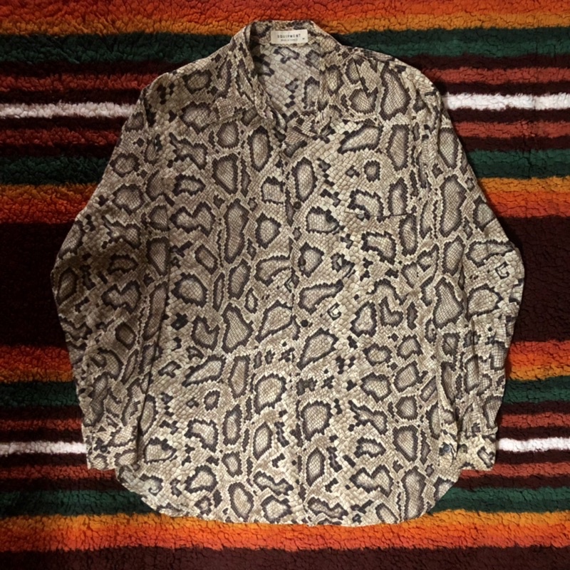 【𝐂𝐔𝐑𝐈𝐎®】𝐌𝐚𝐝𝐞 𝐢𝐧 𝐅𝐫𝐚𝐧𝐜𝐞🇫🇷 𝐑𝐞𝐭𝐫𝐨 𝐒𝐧𝐚𝐤𝐞 𝐒𝐡𝐢𝐫𝐭法國製🇫🇷復古蟒蛇紋鱗片襯衫