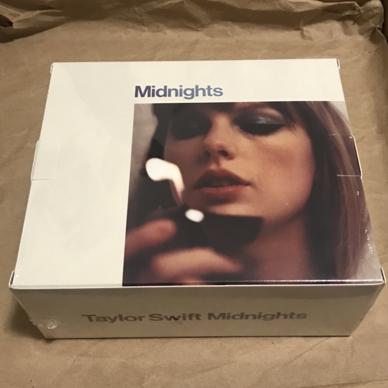 Taylor Swift 泰勒絲 Midnights 絕版盒裝套組 T-shirt + 美版月石藍專輯CD