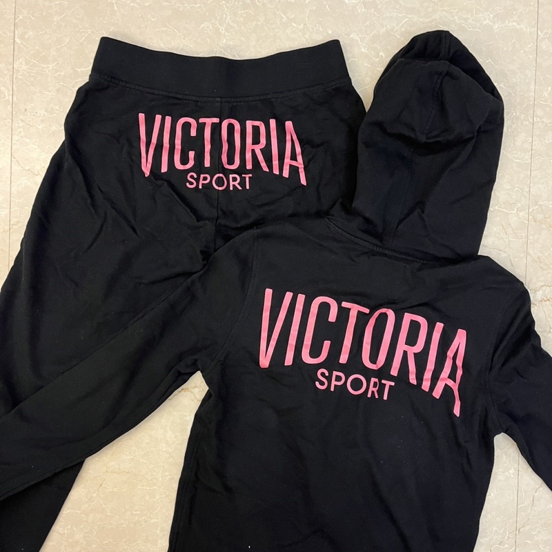 VICTORIA SPORTS by VICTORIA'S SECRET 黑色粉logo連帽外套 黑色休閒褲 套裝
