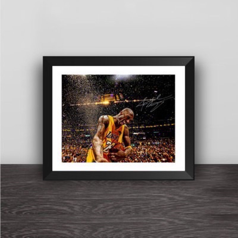 現貨NBA黑曼巴懷念科比布萊恩KOBE BRYANT湖人冠軍霸氣慶祝款瞬間海報木質畫框實木照片