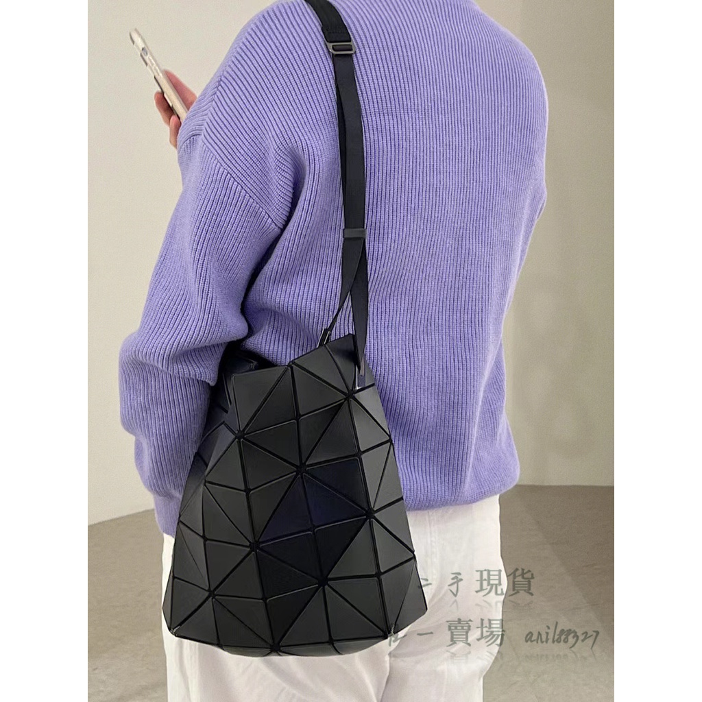 二手精品 三宅一生 Issey Miyake BAOBAO 小號 肩背包 斜挎包 側背包 男女同款 霧面黑色 免運