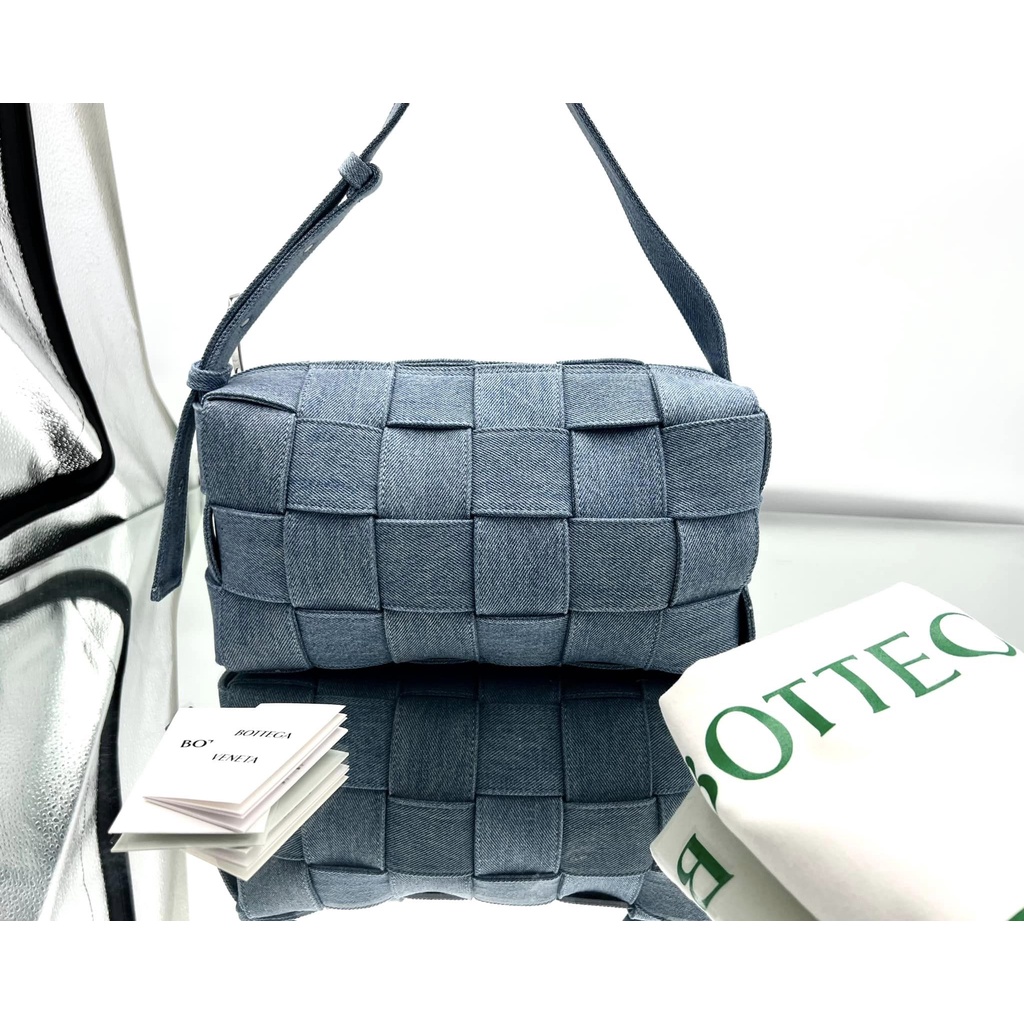 Bottega Veneta 717090 Brick Cassette 丹寧牛仔枕頭包 靛藍水洗