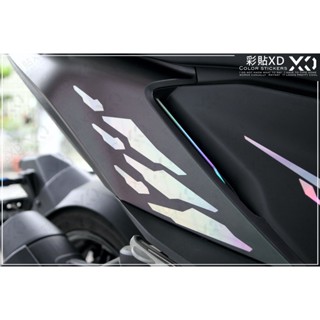 【彩貼XD 】SYM MMBCU 158 曼巴 貼紙.翅膀 鱗片 蛇鱗 3m反光貼紙 羽蛇神 DIY貼紙 七彩 彩鈦 3
