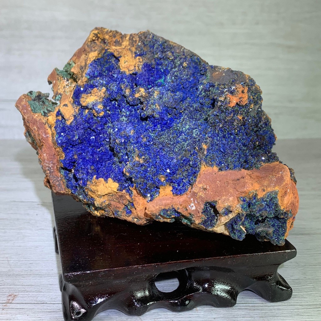 《晶爽水晶批發》嚴選 天然頂級藍銅礦擺件 晶體閃亮✨1.3公斤 共生礦 原礦 礦物 擺件 附座 ~ 121201