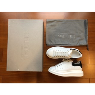 日本 南青山MCQ Alexander McQueen 亞歷山大麥昆經典 燙金Logo 麂皮 黑尾 小白鞋 38.5