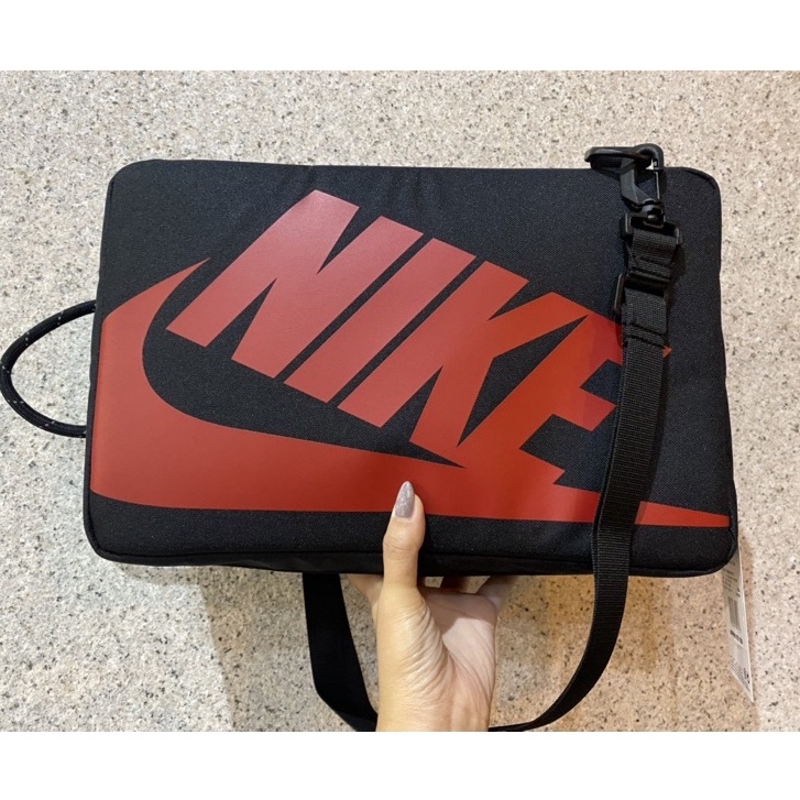 Nike NK SHOE BOX BAG鞋帶鞋盒 運動休閒 超帥 挺版 黑紅色 DA7337010，Run運動館