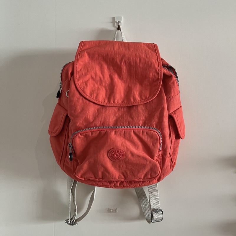 Kipling 紅色猩猩🦧經典品牌logo橘紅色防潑水多夾層後背包✨