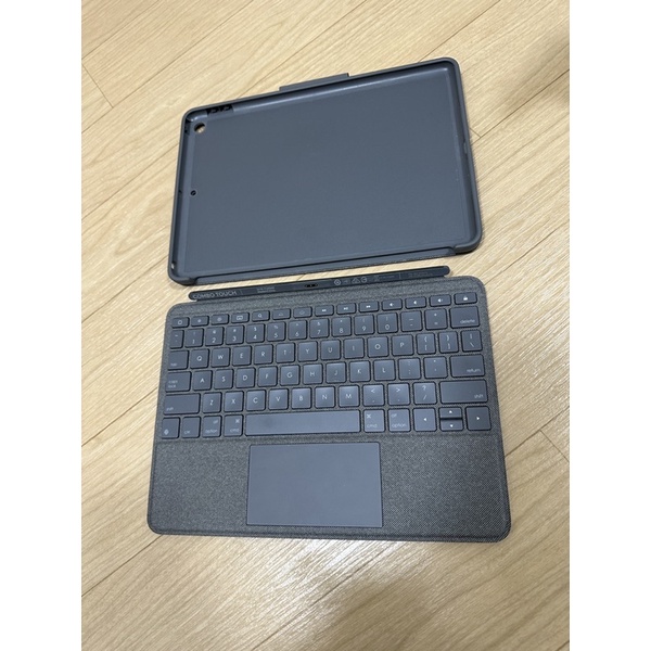 Logitech Combo Touch 鍵盤保護殼具備觸控式軌跡板 (適用於 iPad 第 9 代)