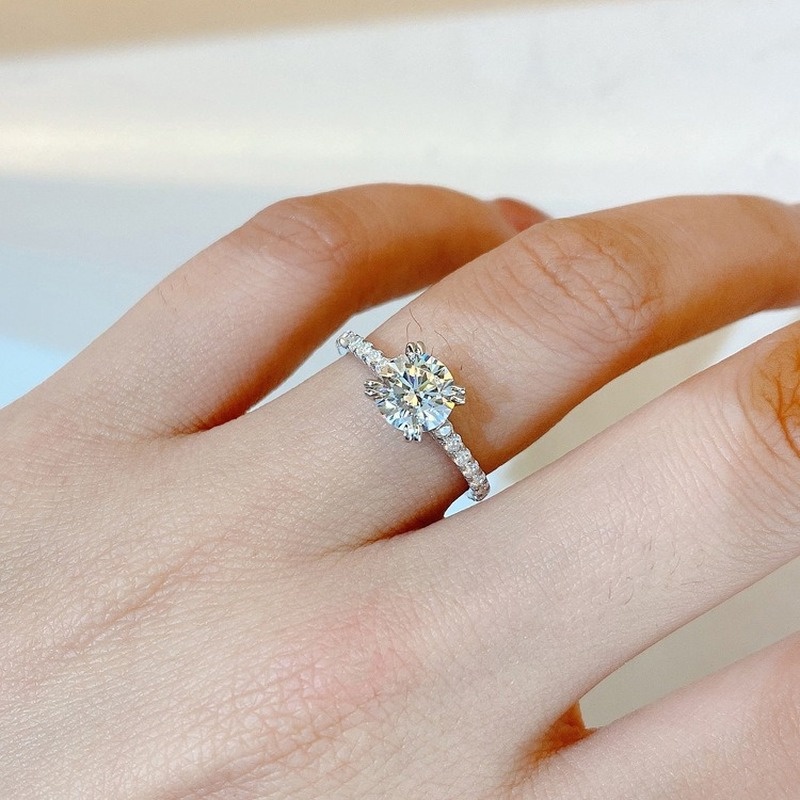 Kuroze 時尚優雅鑲嵌莫桑石鑽石戒指奢華滿鑽戒指