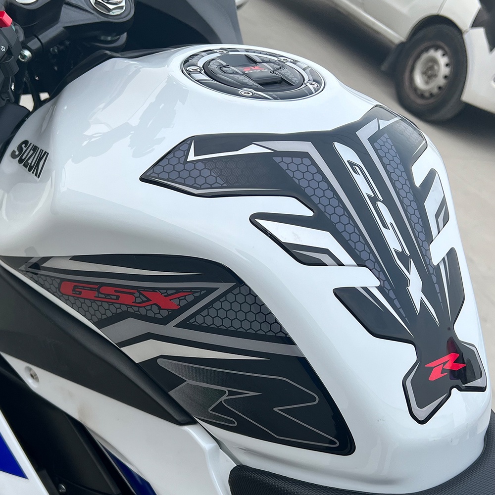 SUZUKI GSX機車油箱反光套貼油箱蓋碳纖維保護貼紙防滑防刮擦油箱保護貼紙適用於GSX R150 S150 S750