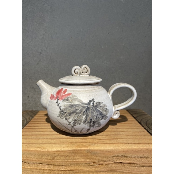陶藝名家張永昌老師-手拉畫荷手工茶壺促銷款；此款手拉茶壺為市售價格最低的手工茶壺，另外有茶海可以搭配