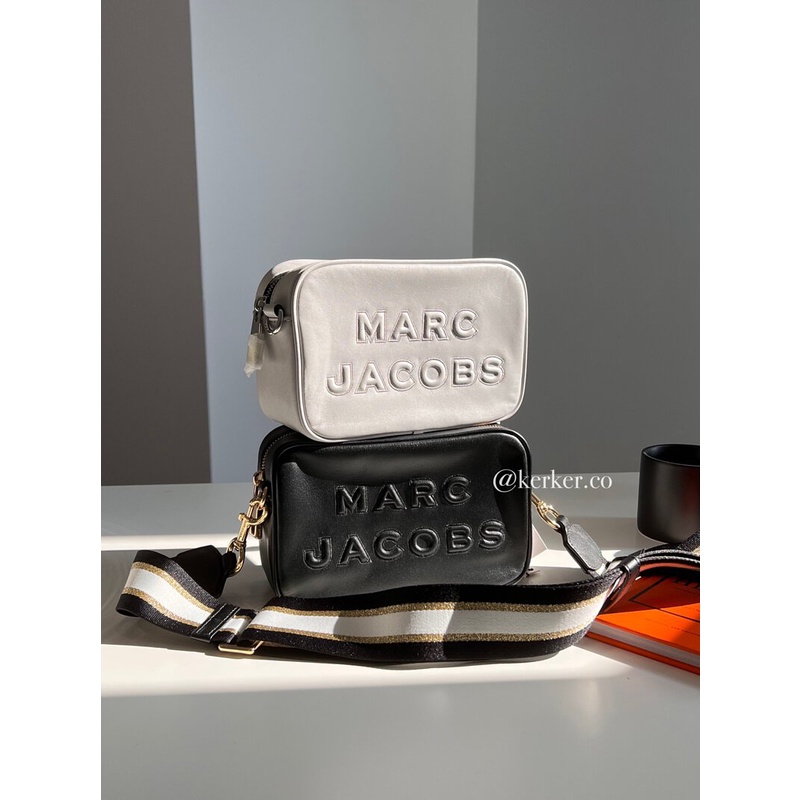 現貨🐘美國代購🇺🇸 Marc Jacobs  寬版背帶 相機包 立體壓紋logo