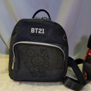 品牌 BT21 青春主張 -黑色輕便的小後背包，富有質感的雪花材質搭配刺繡的BT21圖素，營造出低調的風格適合等多種場合