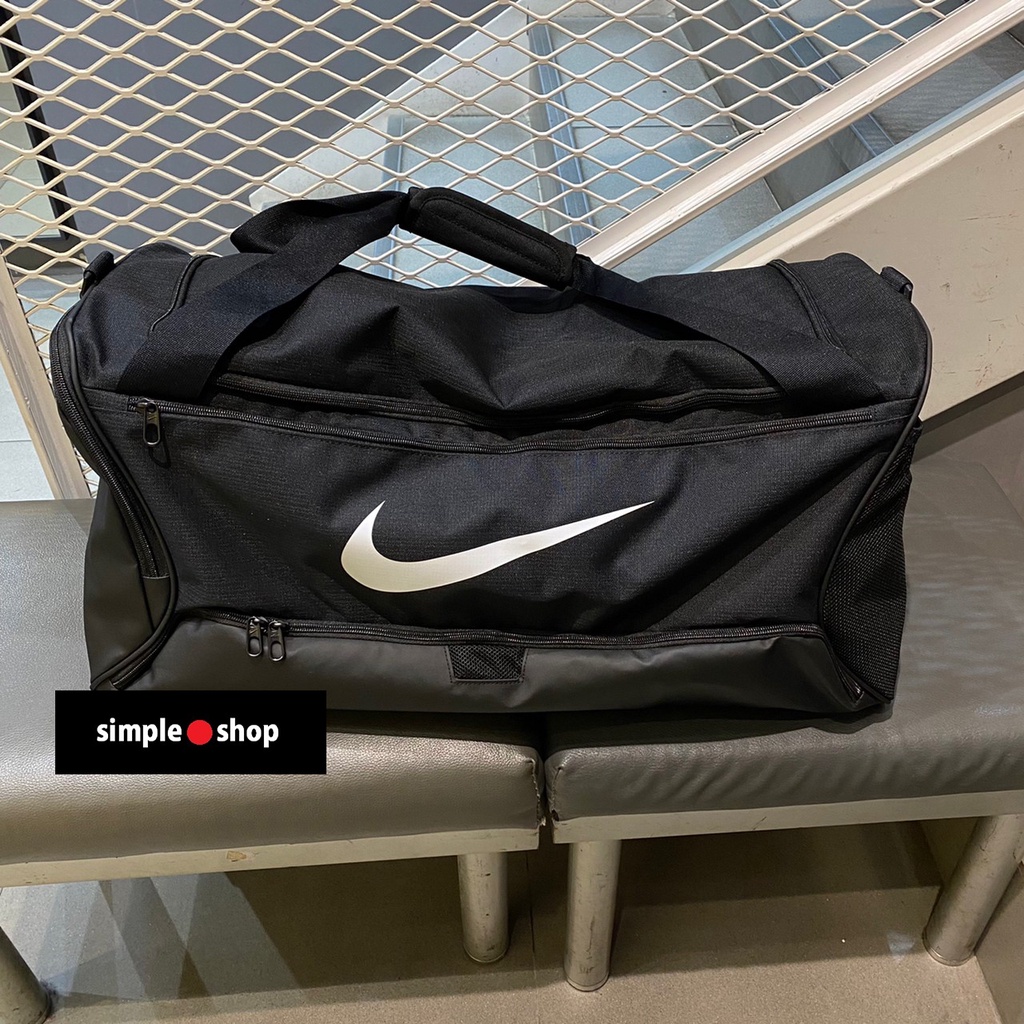 【Simple Shop】NIKE LOGO 行李袋 側背包 運動手提袋 重訓袋 大容量 旅行袋 DH7710-010