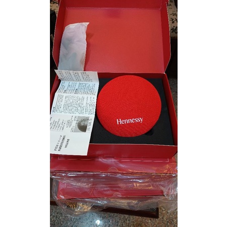 摸彩好商品HENNESSY無線藍牙音樂播放器全新的未拆可當年終摸彩紅色喜氣面寬13公分多功能優