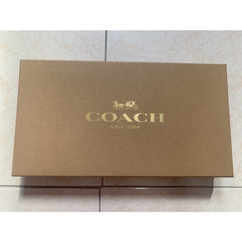 【COACH】PVC小Logo卡夾WOC斜背包禮盒組(經典卡其)