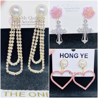 The one [ 現貨。親拍 ］111226 925銀針。珍珠粉金花朵垂墜鑲鑽十字架鑽條粉鑽愛心耳環 折射閃耀 輕奢