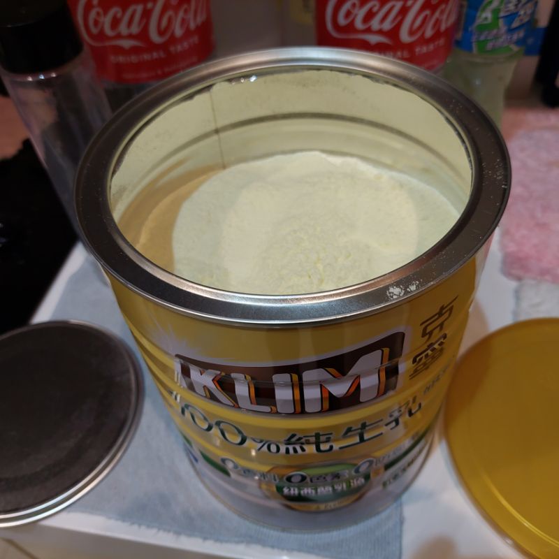 已開罐且過期的克寧純生乳奶粉（不能食用）（2022／8／26）過期，2.3公斤