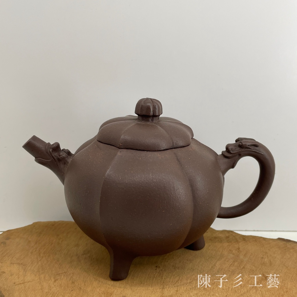 【陳子彡】A106[乾隆己卯年制 雙龍三足壺 花苞壺 單孔 約400cc] 中國宜興紫砂壺 有七天鑑賞期!