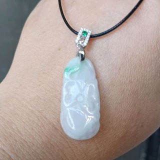 玉貴人…天然冰糯種飄綠開富貴白底青翡翠玉墜項鍊，特價