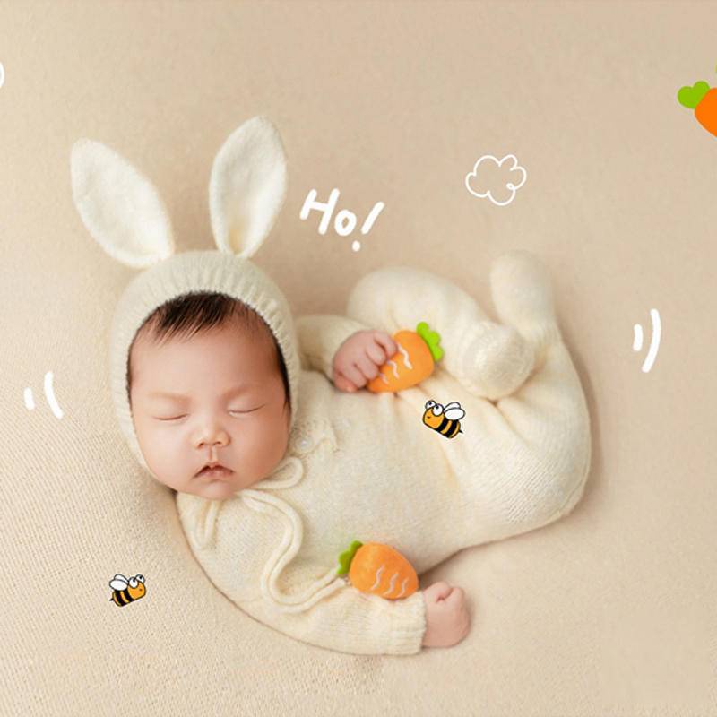 🎀CYMMHCM新生兒攝影造型服裝 嬰兒拍照寫真兔子帽子連身衣胡蘿卜5件套 影樓道具月子寶寶照相套裝衣服寶貝成長紀念禮物
