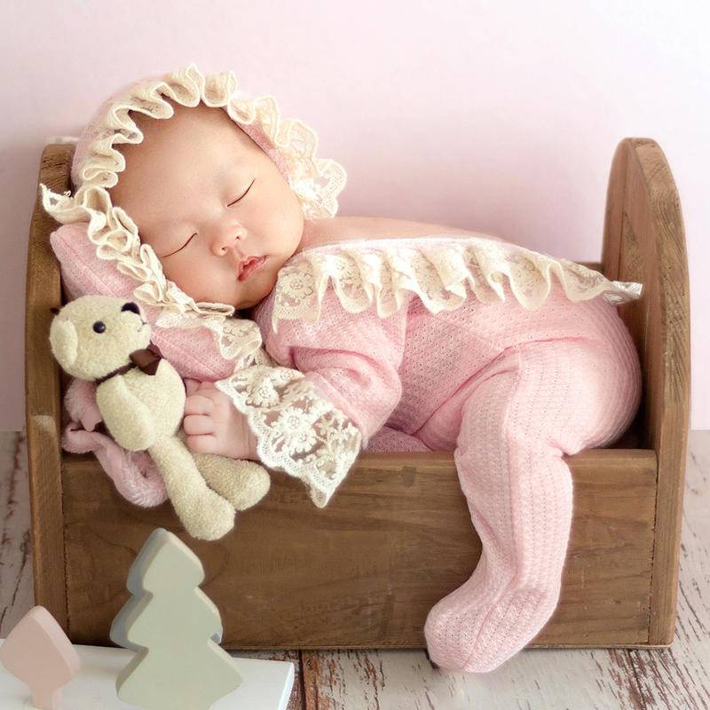 🎀CYMMHCM新生兒攝影造型服裝影樓道具嬰兒拍照帽子連體衣枕頭三件套女寶寶月子滿月照相寫真甜美公主套裝寶貝成長紀念禮物