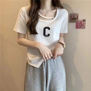 【JODIES】4色 S-2XL 字母C棉質t恤女 夏季新款不規則上衣 露鎖骨短袖T恤 韓版顯瘦短款上衣 短袖上衣女