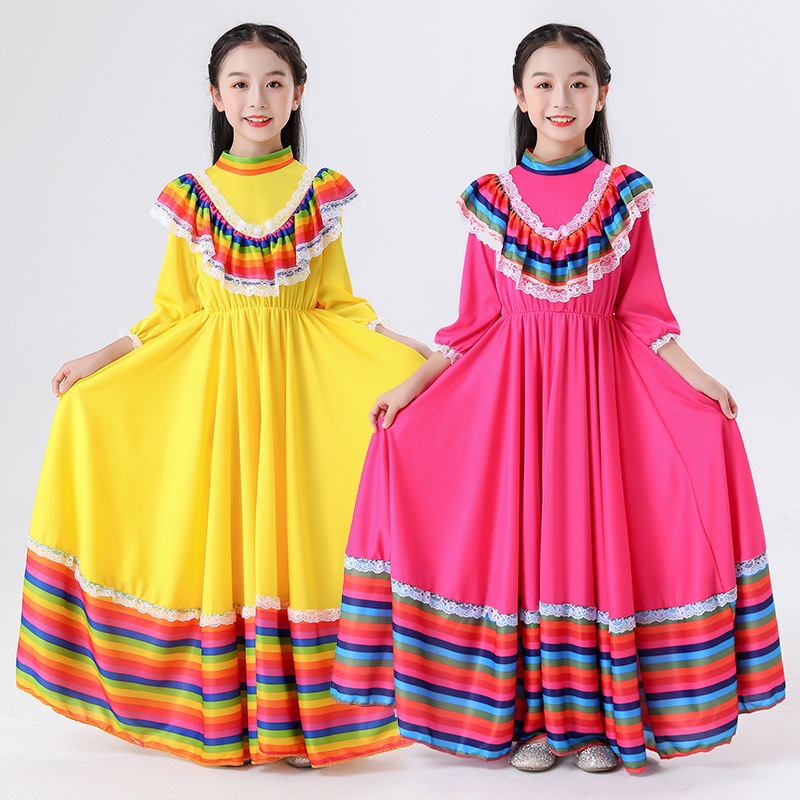墨西哥服裝,兒童裙子,蘇格蘭和西班牙民族服裝,六月 1st 上的女性傳統表演服裝