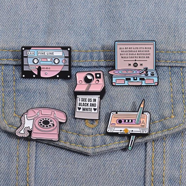 創意粉色可愛小物件琺瑯翻領別針相機音樂磁帶音樂播放器金屬胸針徽章時尚服飾配飾