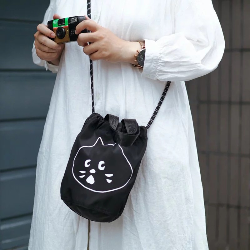 日系驚訝貓ne net卡通可愛抽繩束口水桶包單肩斜揹包大容量手拎包