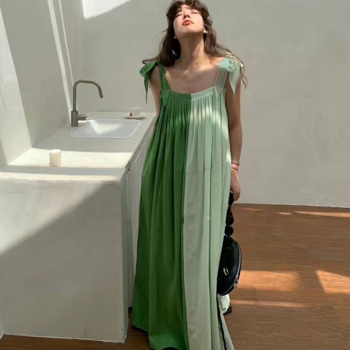 In march |  法式復古小眾綠色拼色褶皺顯瘦吊帶長裙波西米亞度假洋裝