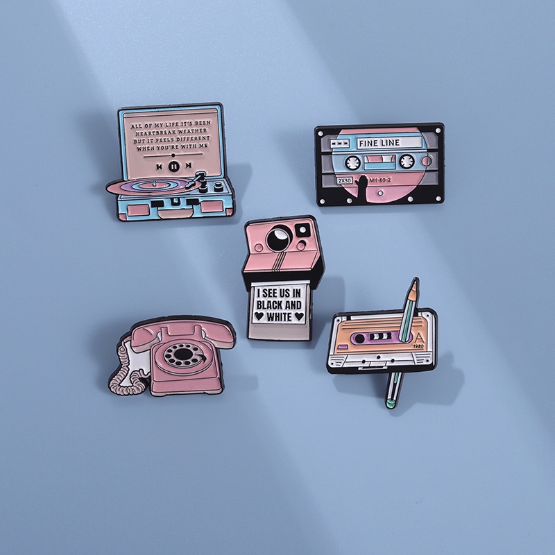 復古音樂磁帶琺瑯別針收音機 CD 唱片胸針粉色電話攝像頭別針翻領徽章送給朋友的珠寶禮物