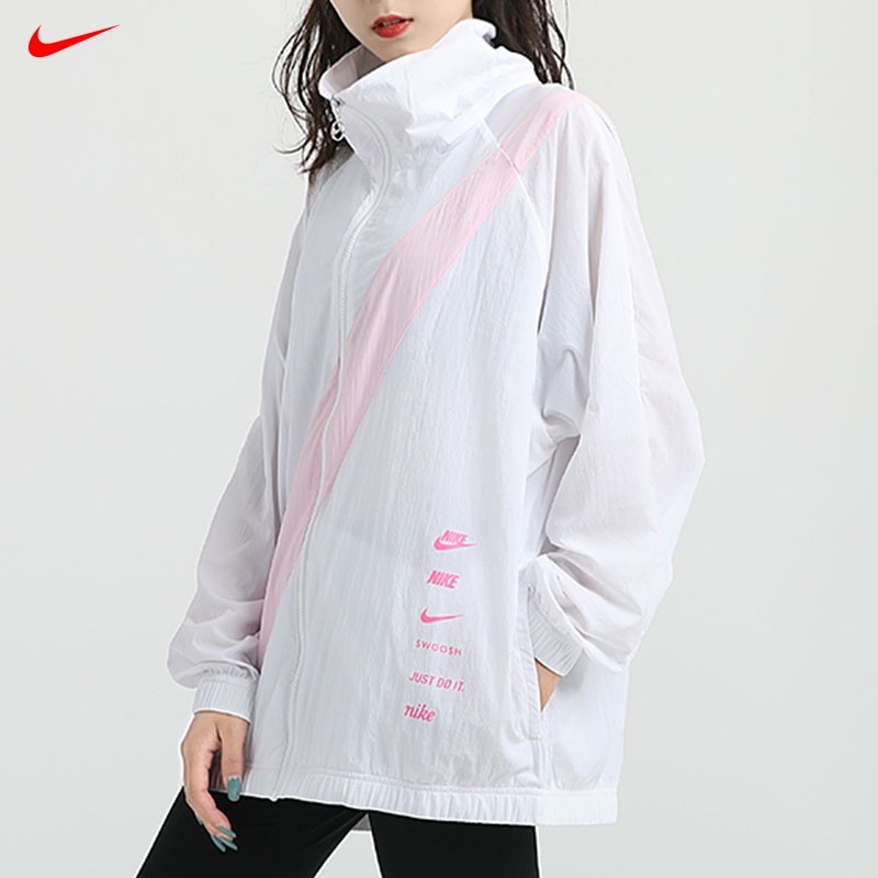 Nike100 女款新款運動裝夾克梭織大鉤印花防曬服休閒風衣 DA0981