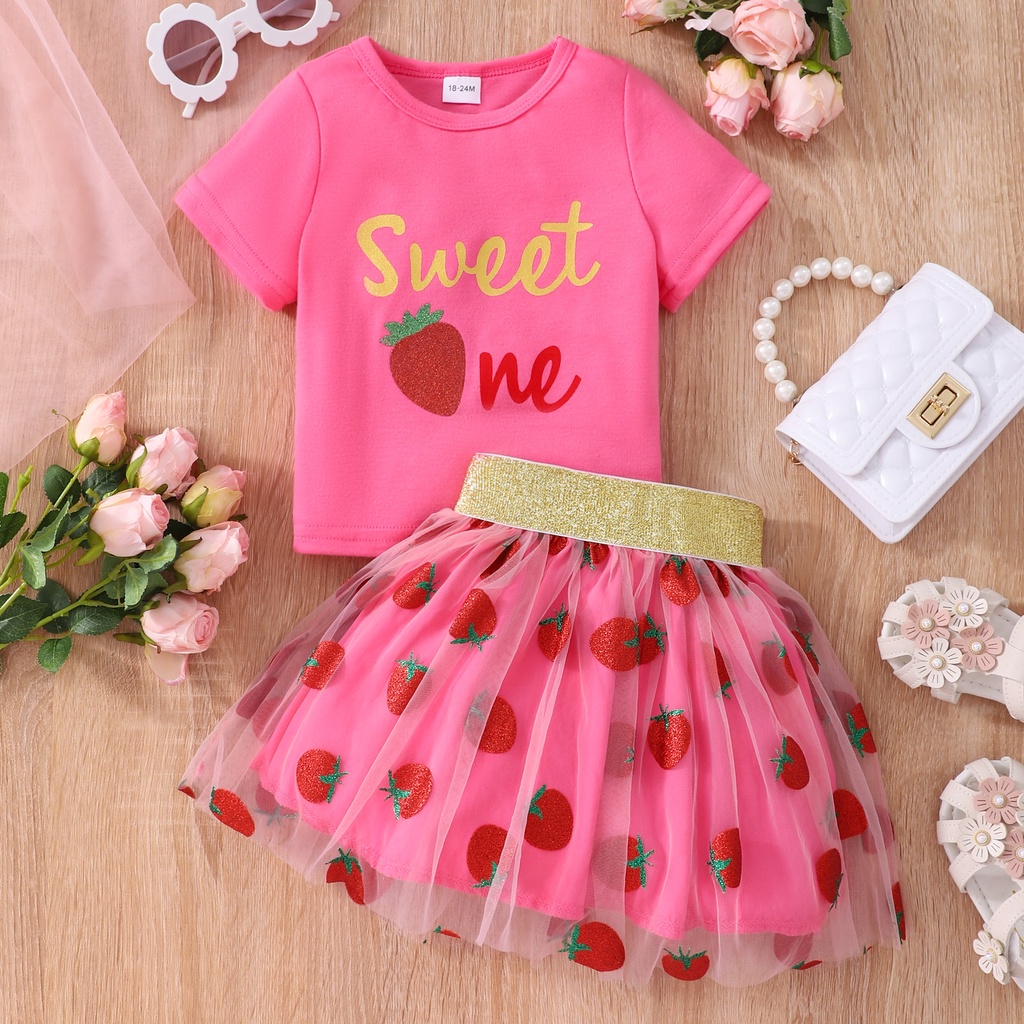 2-7歲時尚女孩2pcs衣服套裝/草莓字母印花短袖t恤+網紗疊加裙/可愛公主裙/生日派對套裝