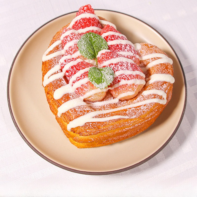 人造草莓麵包仿真假 PU 心形水果麵包食品模型攝影道具家用廚房派對裝飾 1 件
