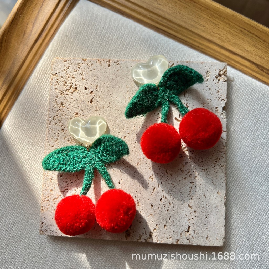 《甜甜耳飾》秋冬可愛編織紅色櫻桃毛線果實小眾設計氣質百搭小香風耳環耳夾女/清新甜美撞色多巴胺耳環