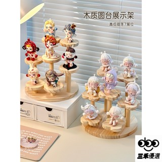 〖三禾優選〗木質盲盒展示架 手辦置物架 階梯立牌展示架 小擺飾陳列 泡泡瑪特萌粒收納盒 木質圓檯展示