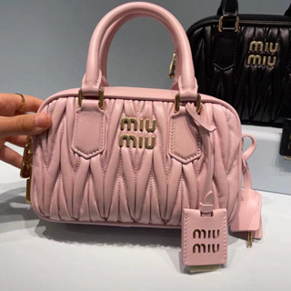 有貨高品質 Miu 羊皮波士頓 2023 時尚單肩斜挎包手提包