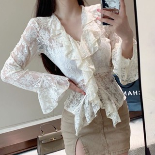 A woman in a long-sleeved shirt法式蕾絲襯衫女春洋氣收腰漂亮小衫高階感絕美獨特別緻小上衣2