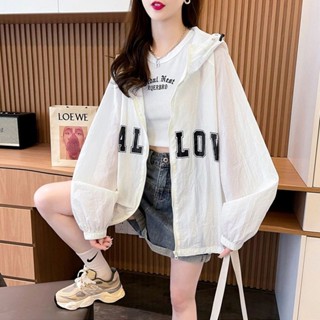 慵懶風百搭連帽外套搭女2025休閒韓版上衣薄款防曬衣外套裡的女人是優雅精緻精緻感,帶有修長身材和小個子25.5.26