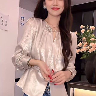 A woman in a long-sleeved shirt525法式輕奢氣質長袖襯衫女春裝設計感洋氣減齡顯瘦小衫上衣