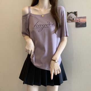 100KG 大尺碼女裝 露肩短袖t恤女 字母印花款 不規則斜肩上衣 夏季新款寬鬆顯瘦性感上衣女