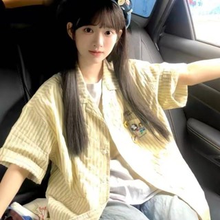 【HOT 本舖】 原版純棉面料帶飾品章復古綠色條紋短袖襯衫外套女夏寬鬆上衣
